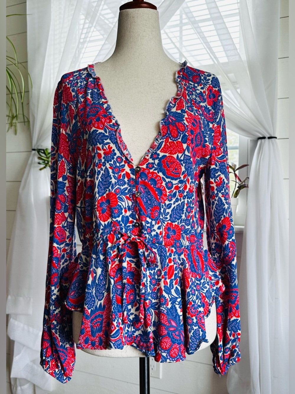 VICI bohemian blouse with red and blue floral paisley print. EUC!
Size: Medium